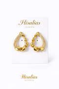 Aretes dorados tipo aro con detalle trenzado y zirconias tipo stud