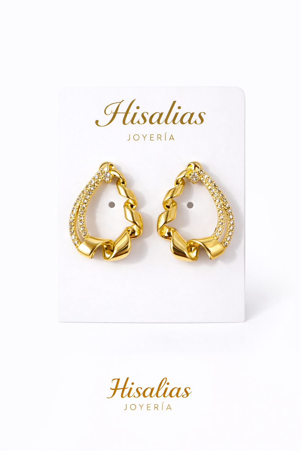 Aretes dorados tipo aro con detalle trenzado y zirconias tipo stud
